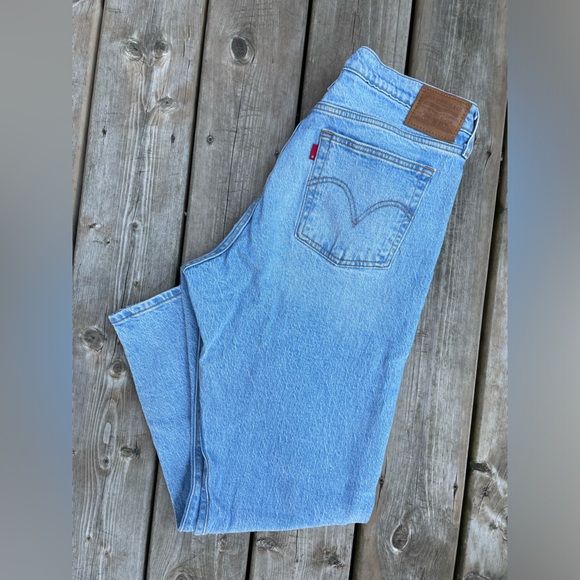 Levi’s Wedgie Straight Light Wash Denim Jeans - Picture 3 of 3